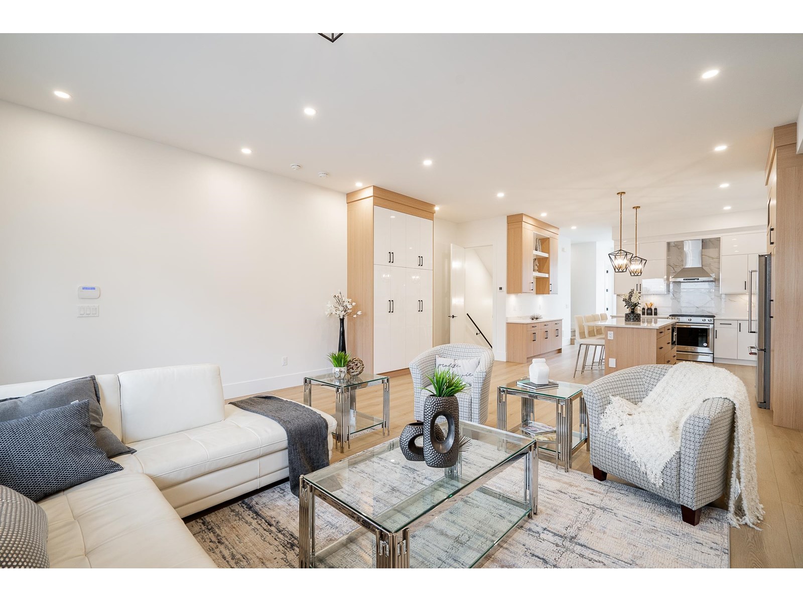 Property at 16673 16 AVENUE image 4