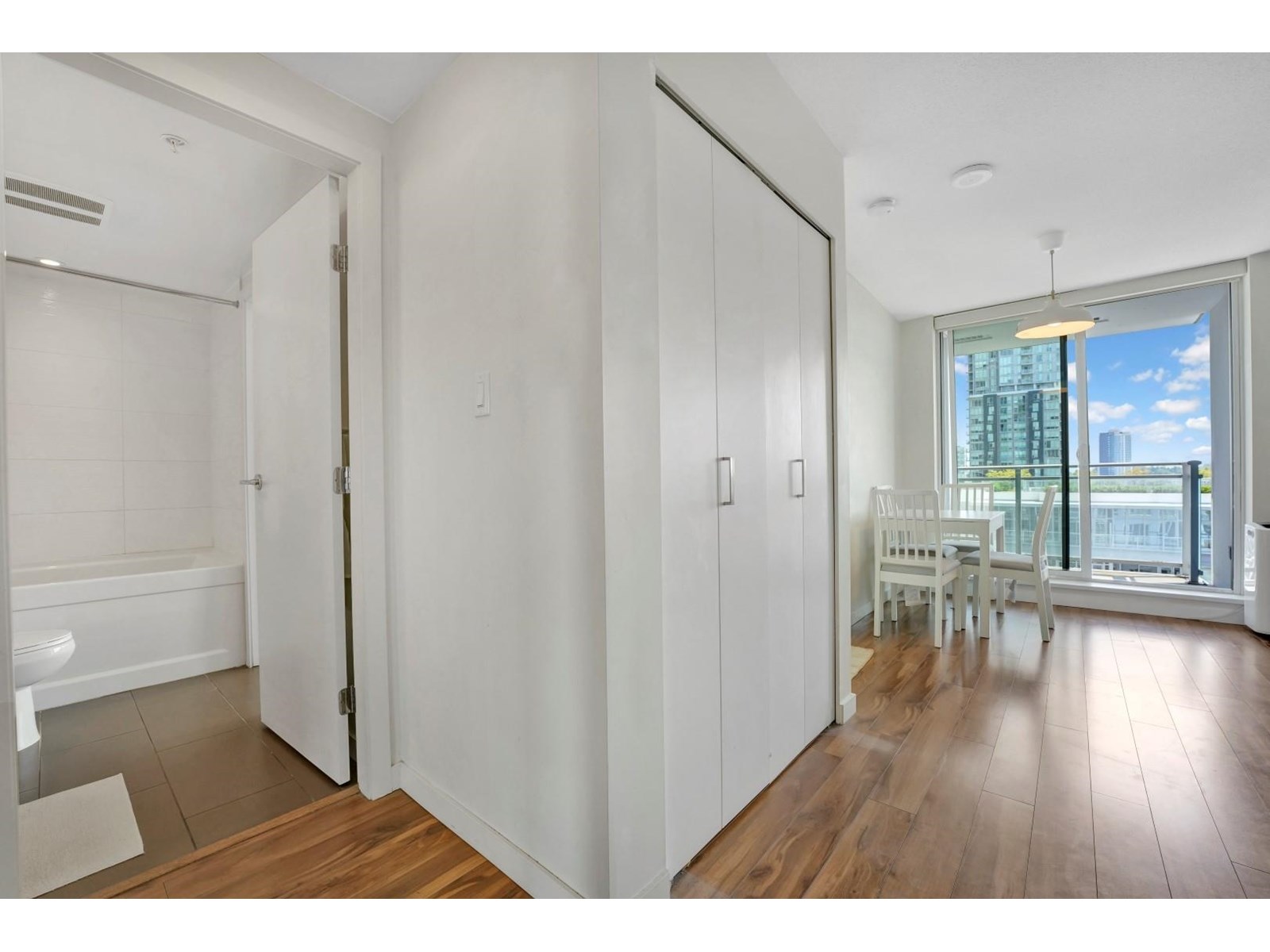 1808 13325 102a Avenue, Surrey, British Columbia  V3T 0J5 - Photo 2 - R3015655