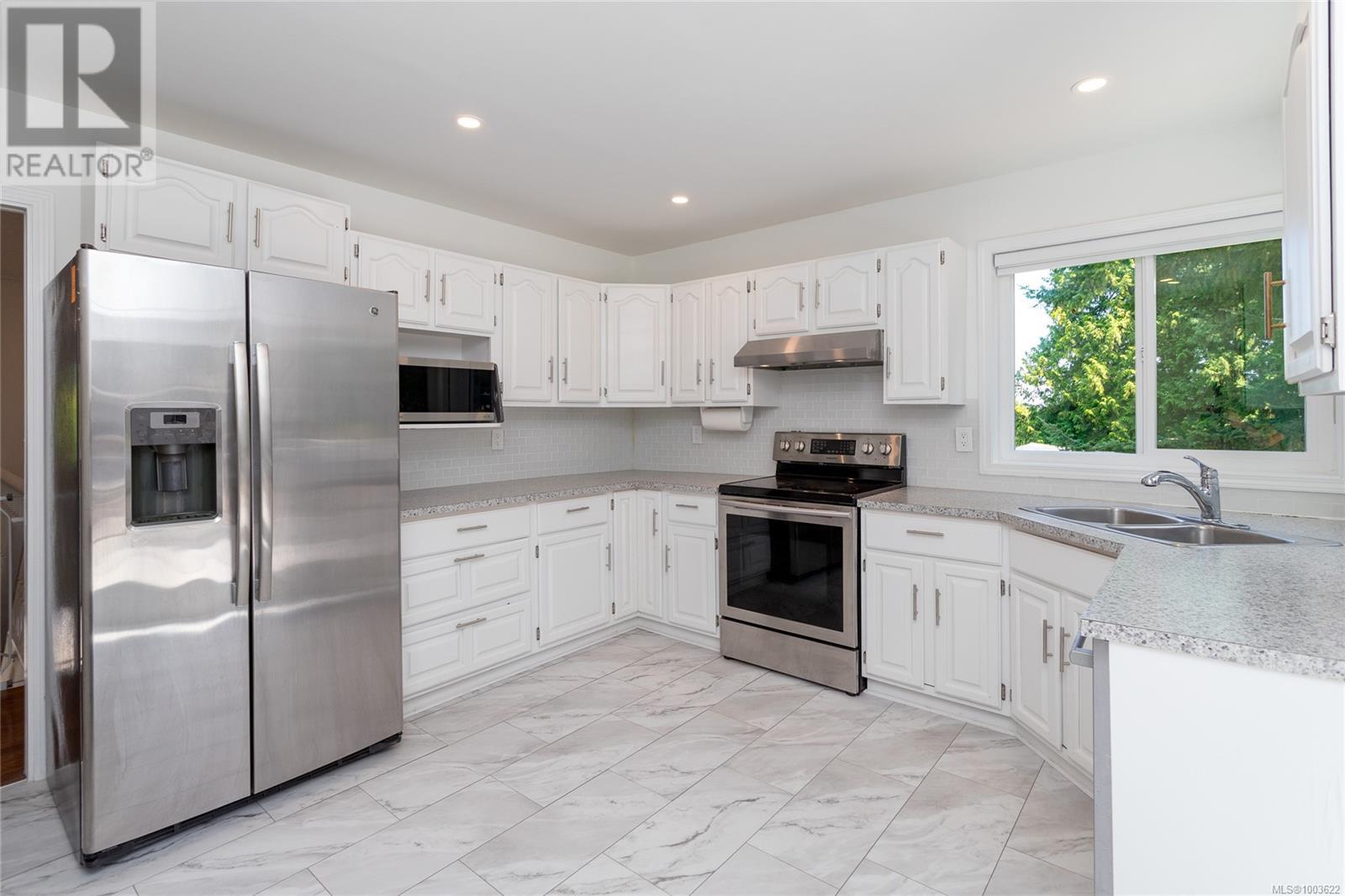 Property at 1661 Barrett Dr image 3