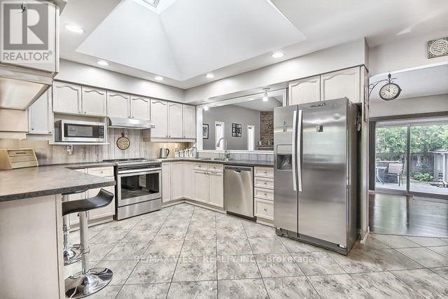 Property at 852 BEATRICE STREET E image 3