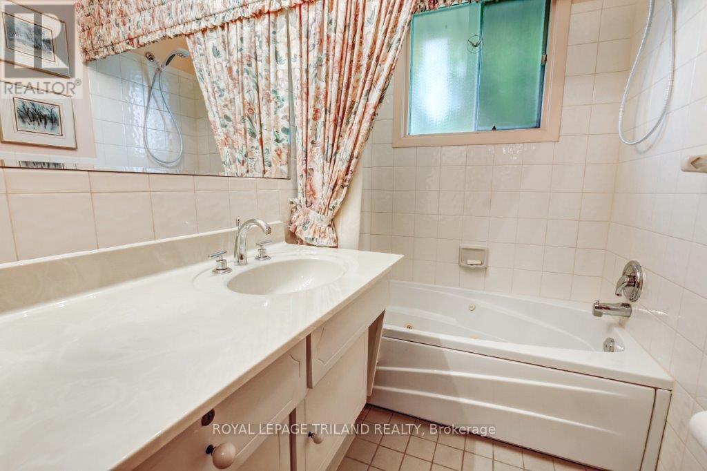 10179 Lynhurst Park Drive, Central Elgin, Ontario  N5P 2E5 - Photo 18 - X12224605
