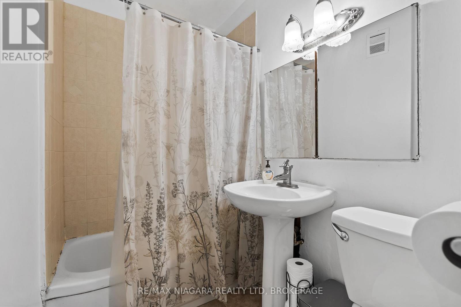 5368 Menzie Street, Niagara Falls (Downtown), Ontario  L2E 2V8 - Photo 12 - X12224568