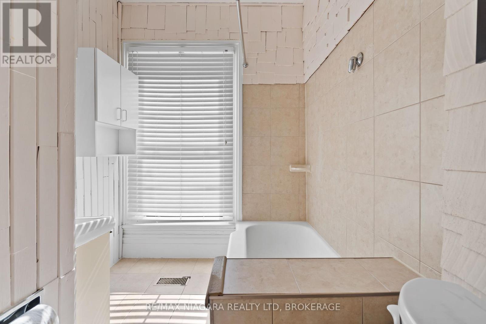 5368 Menzie Street, Niagara Falls (Downtown), Ontario  L2E 2V8 - Photo 22 - X12224568