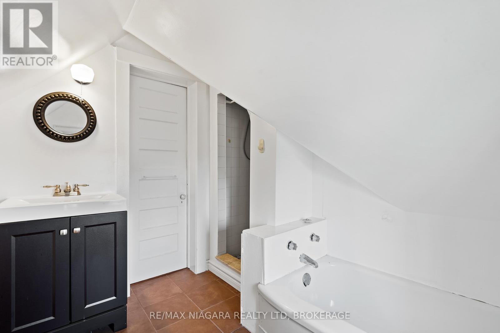 5368 Menzie Street, Niagara Falls (Downtown), Ontario  L2E 2V8 - Photo 31 - X12224568