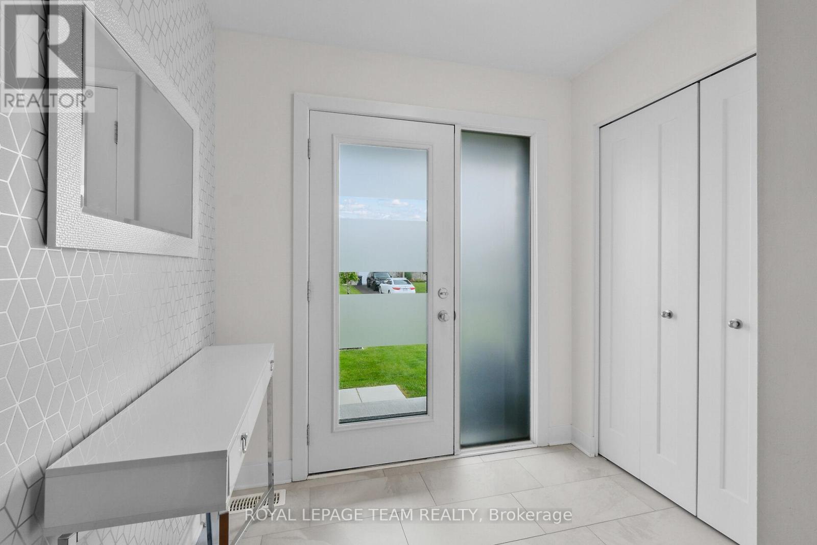 Property at 374 TRILLIUM CIRCLE image 4