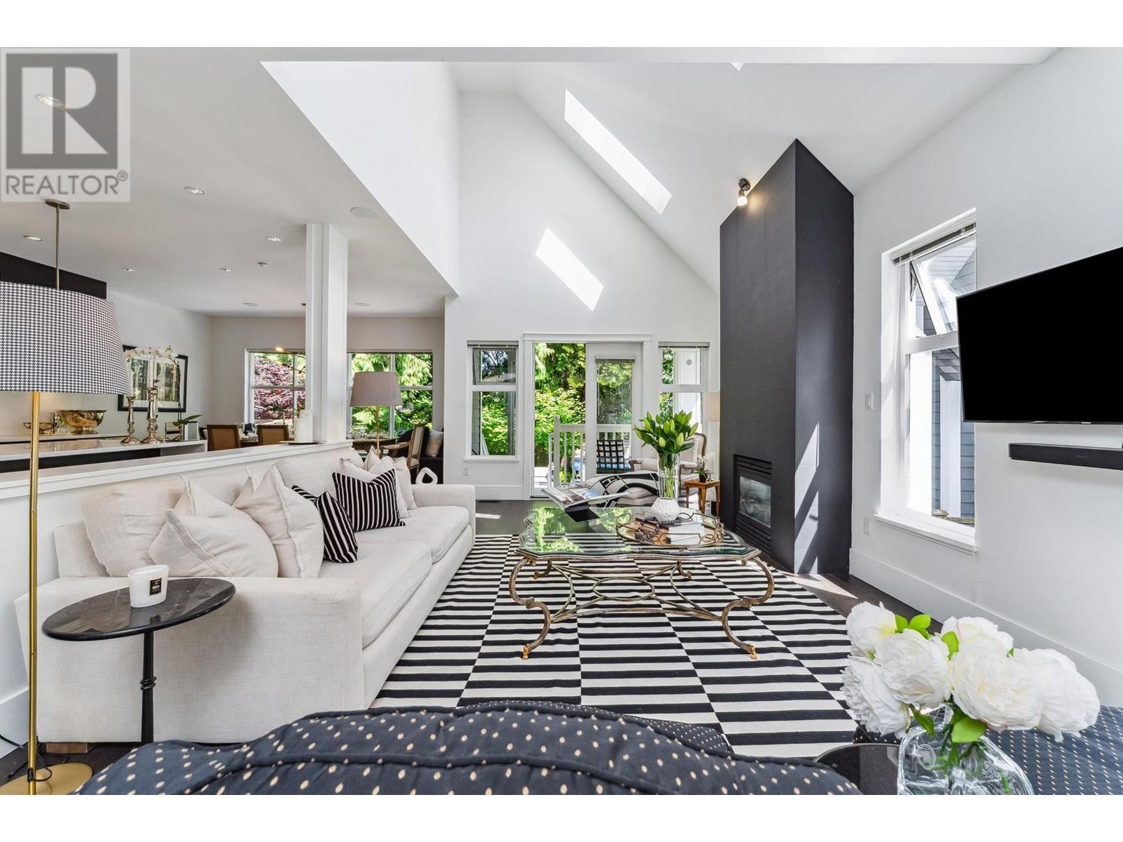 Property at 3761 EDGEMONT BOULEVARD image 2