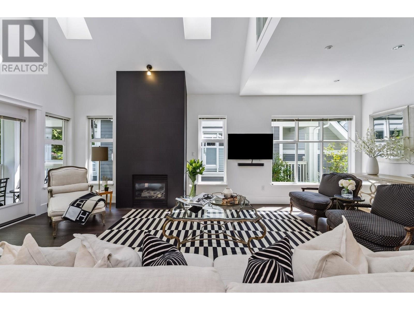 Property at 3761 EDGEMONT BOULEVARD image 4