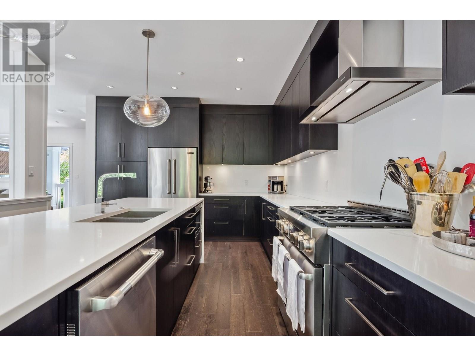 Property at 3761 EDGEMONT BOULEVARD image 5