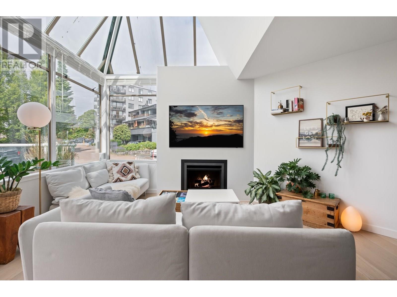 204 565 17TH STREET, west vancouver, British Columbia V7V3S9