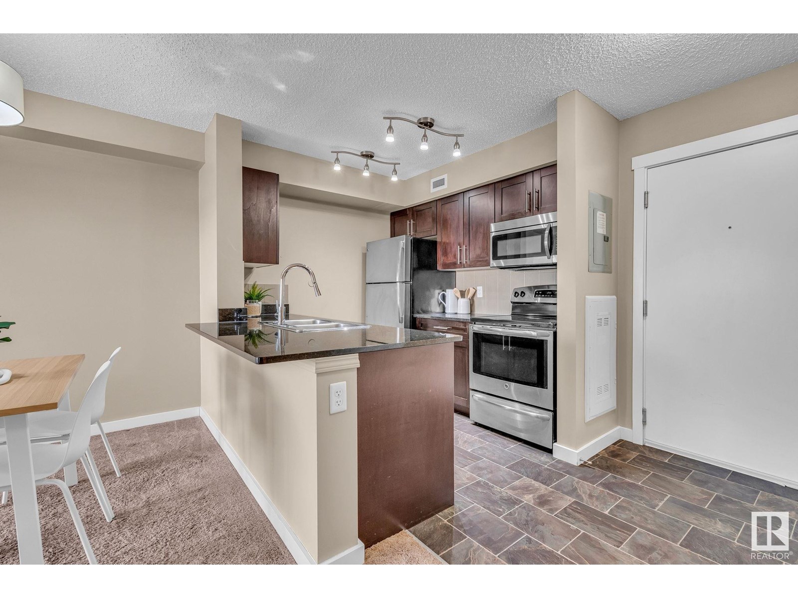 Property at #423 12025 22 AV SW image 1