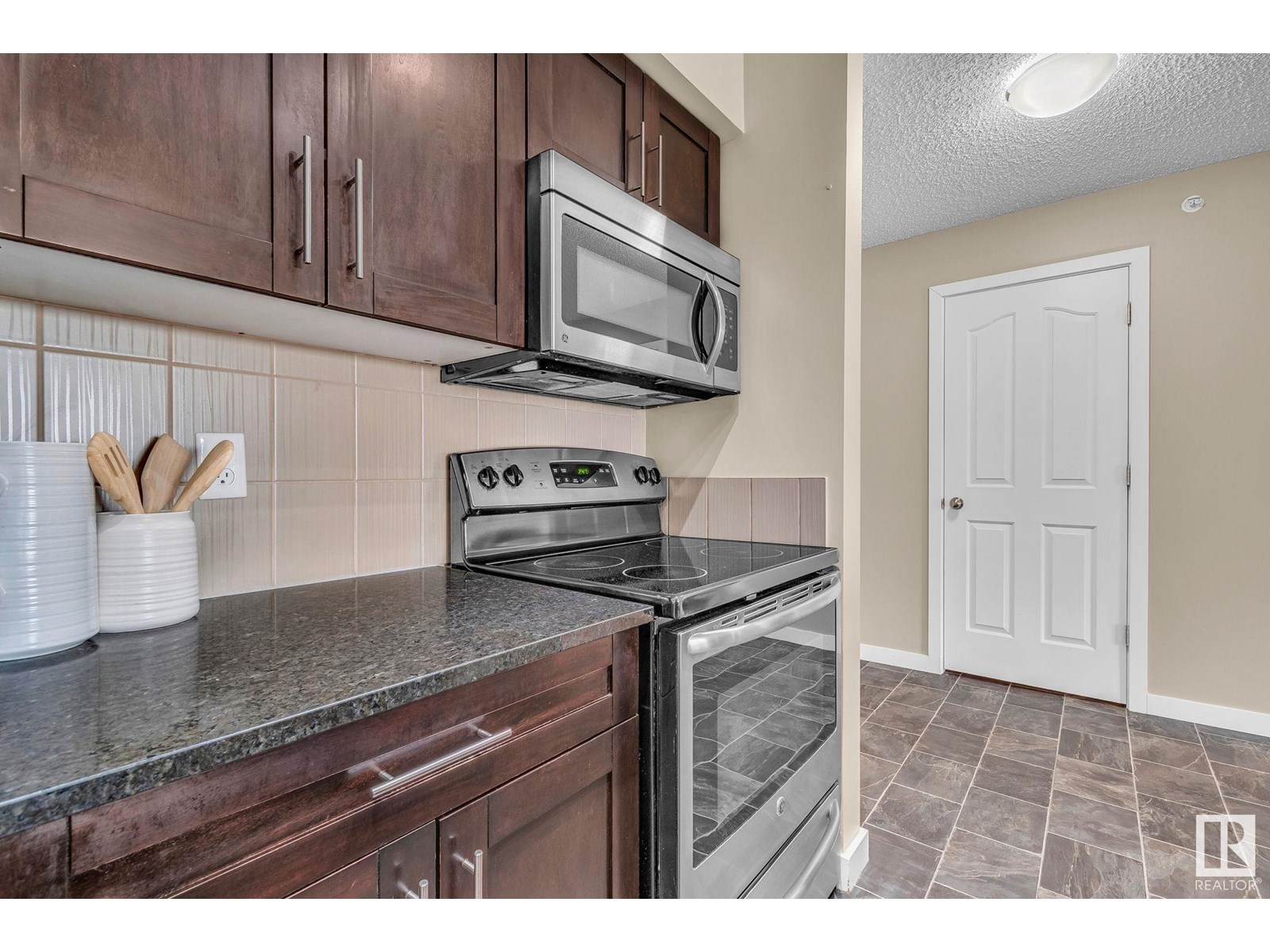 Property at #423 12025 22 AV SW image 4