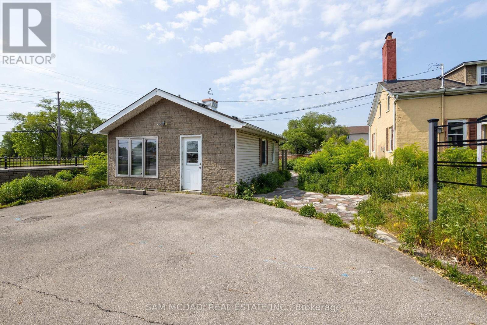 2477 Queensway Drive, Burlington (Freeman), Ontario  L7R 3R9 - Photo 2 - W12224834