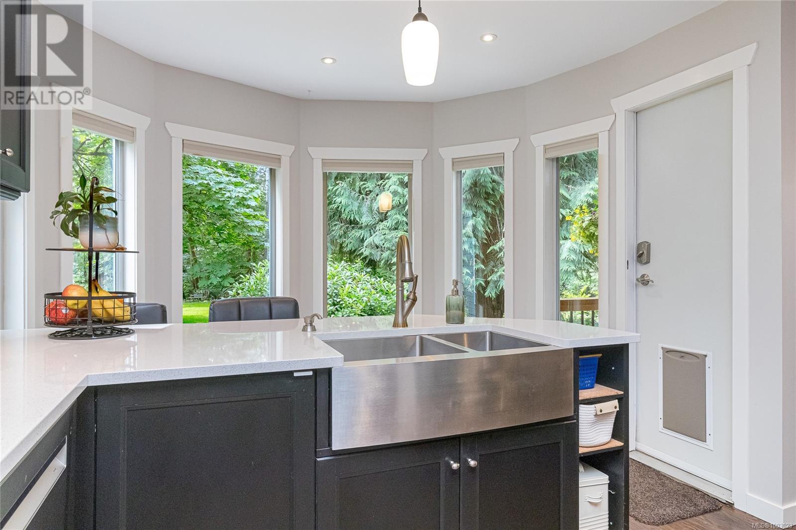 Property at 885 Falkirk Ave image 5