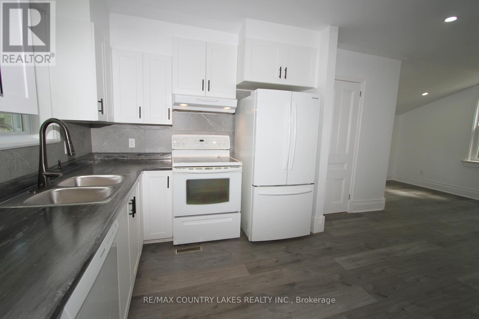 18 John Street, Kawartha Lakes, Ontario  K0M 2B0 - Photo 9 - X12223265