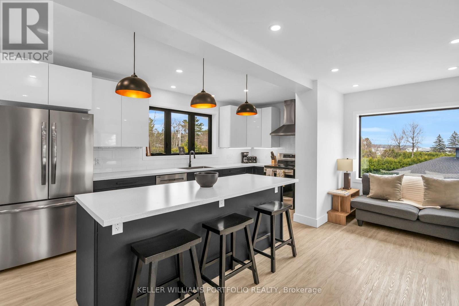 Property at 2 GROSVENOR DRIVE image 2