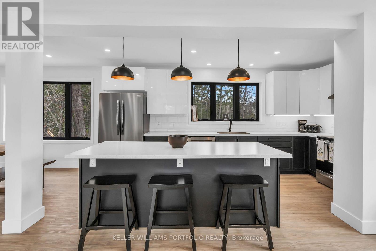 Property at 2 GROSVENOR DRIVE image 3