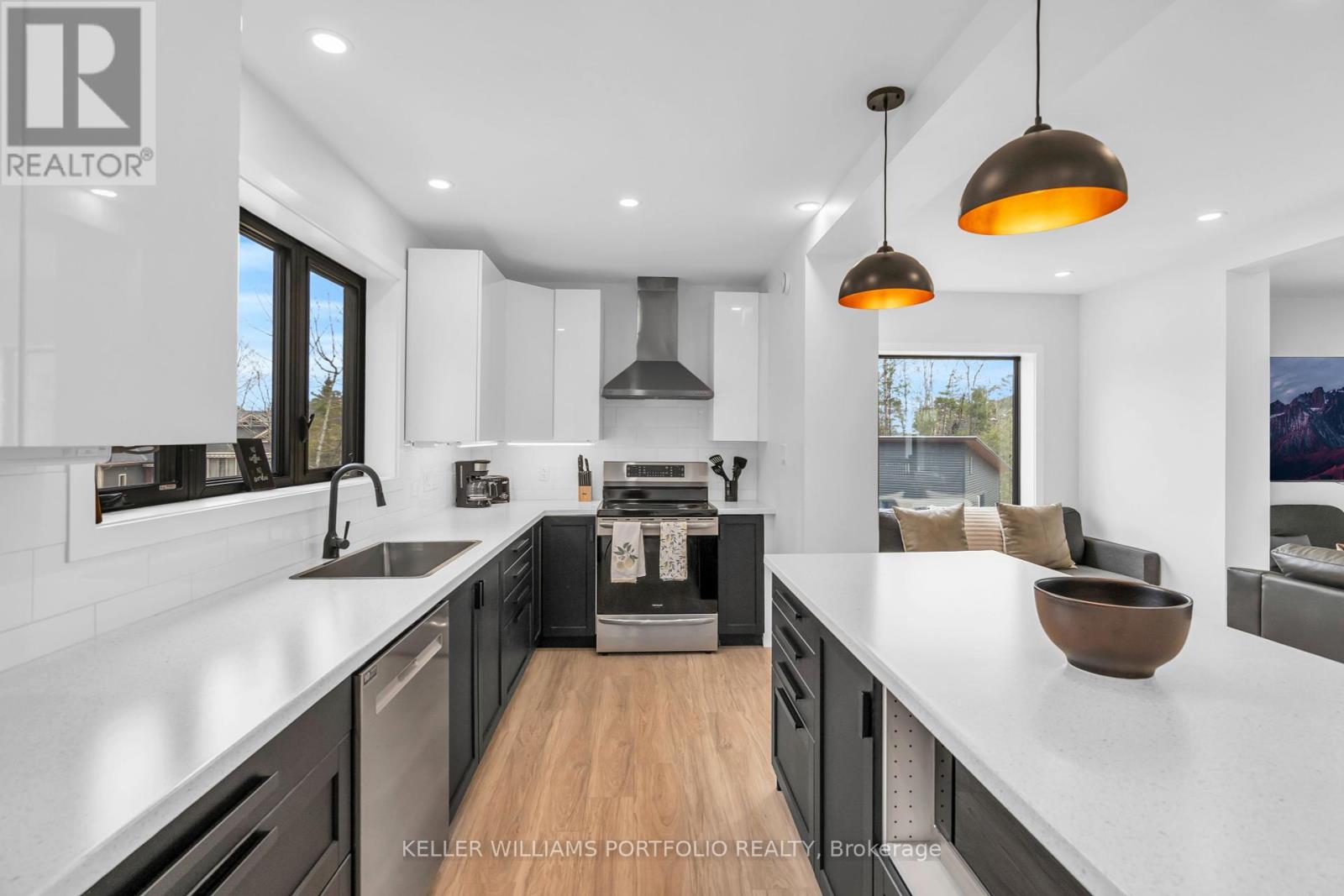 Property at 2 GROSVENOR DRIVE image 4