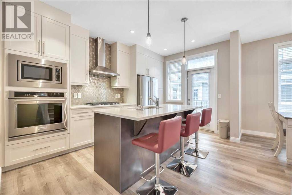 Property at 307 Wentworth Row SW image 3