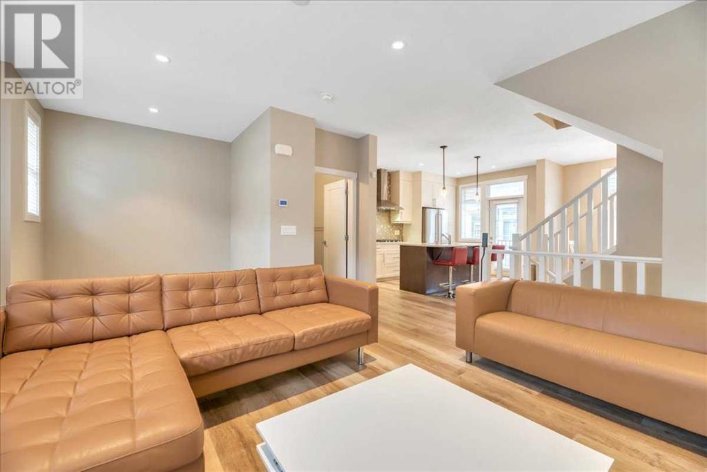 Property at 307 Wentworth Row SW image 4