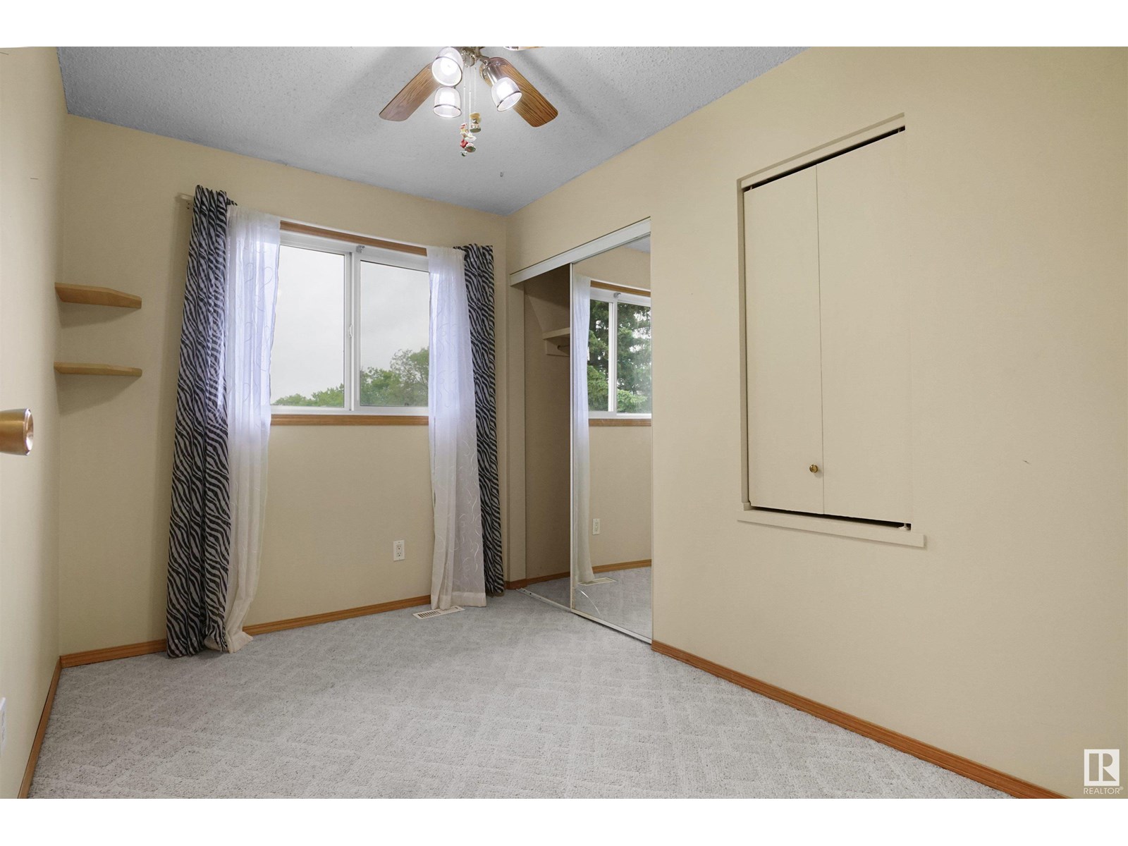 Property at 6723 40 AV NW image 2