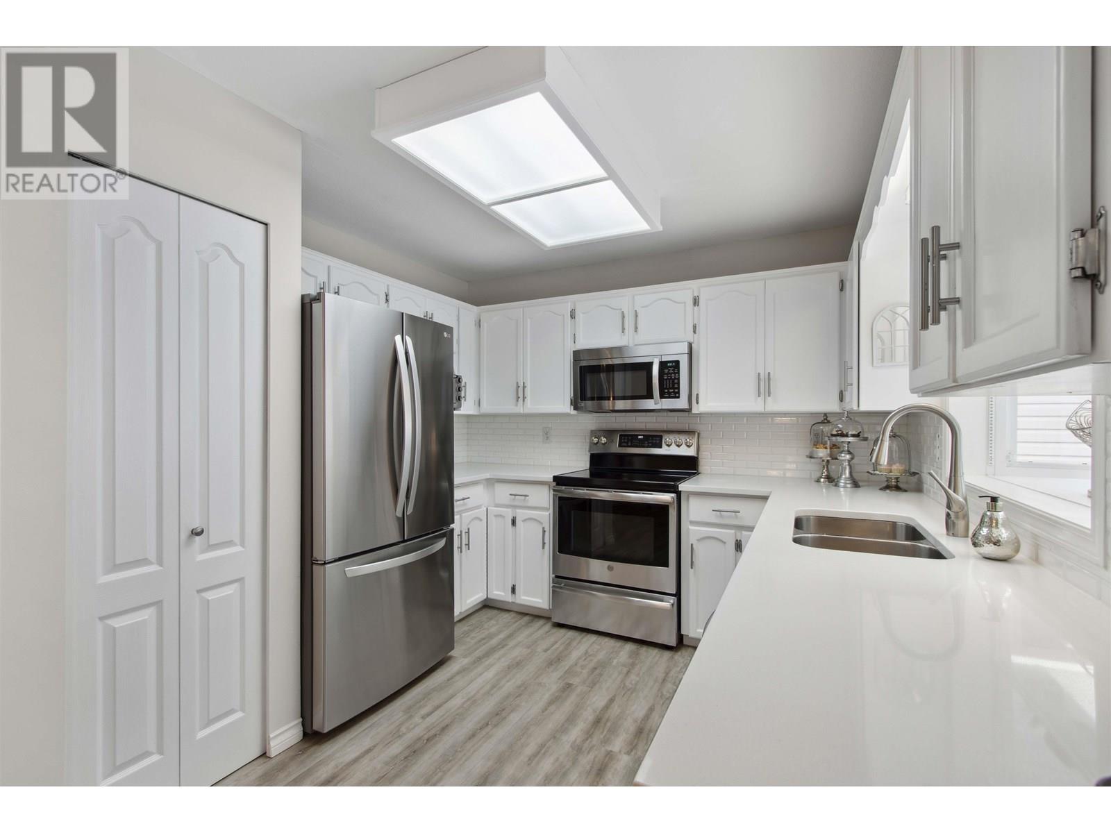 Property at 19595 SOMERSET DRIVE image 3