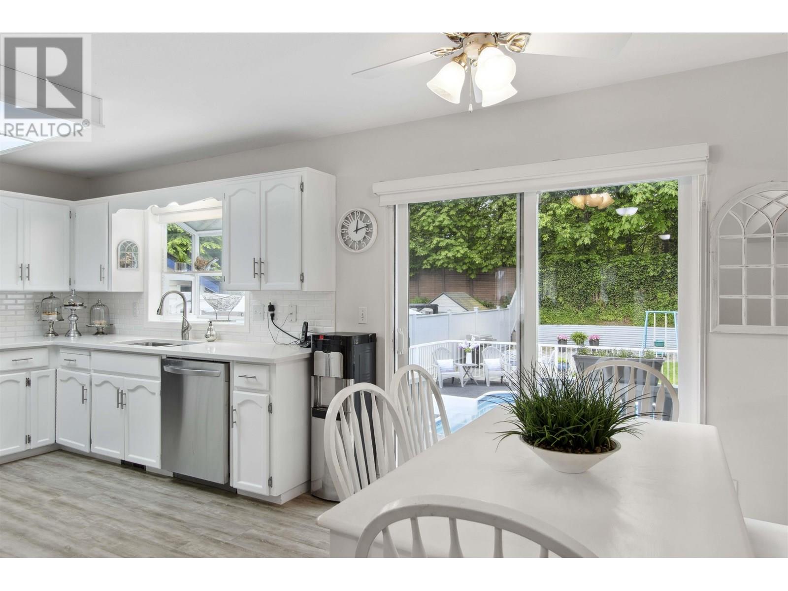 Property at 19595 SOMERSET DRIVE image 4