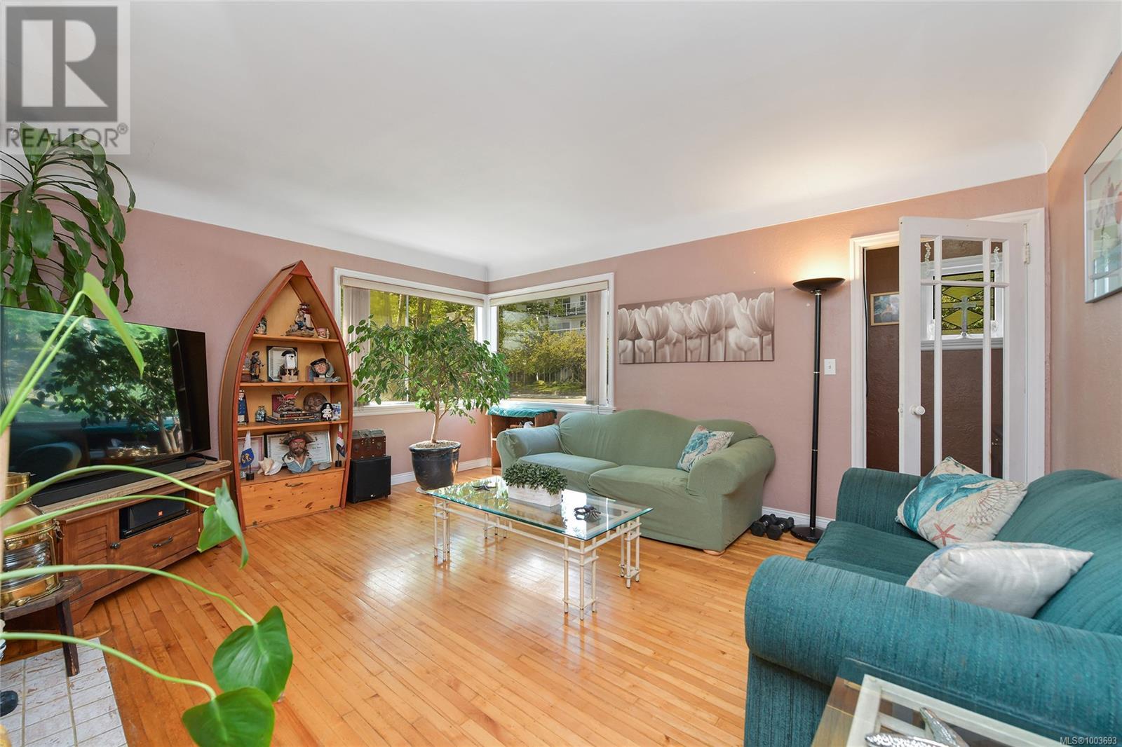 Property at 1113 Esquimalt Rd image 2