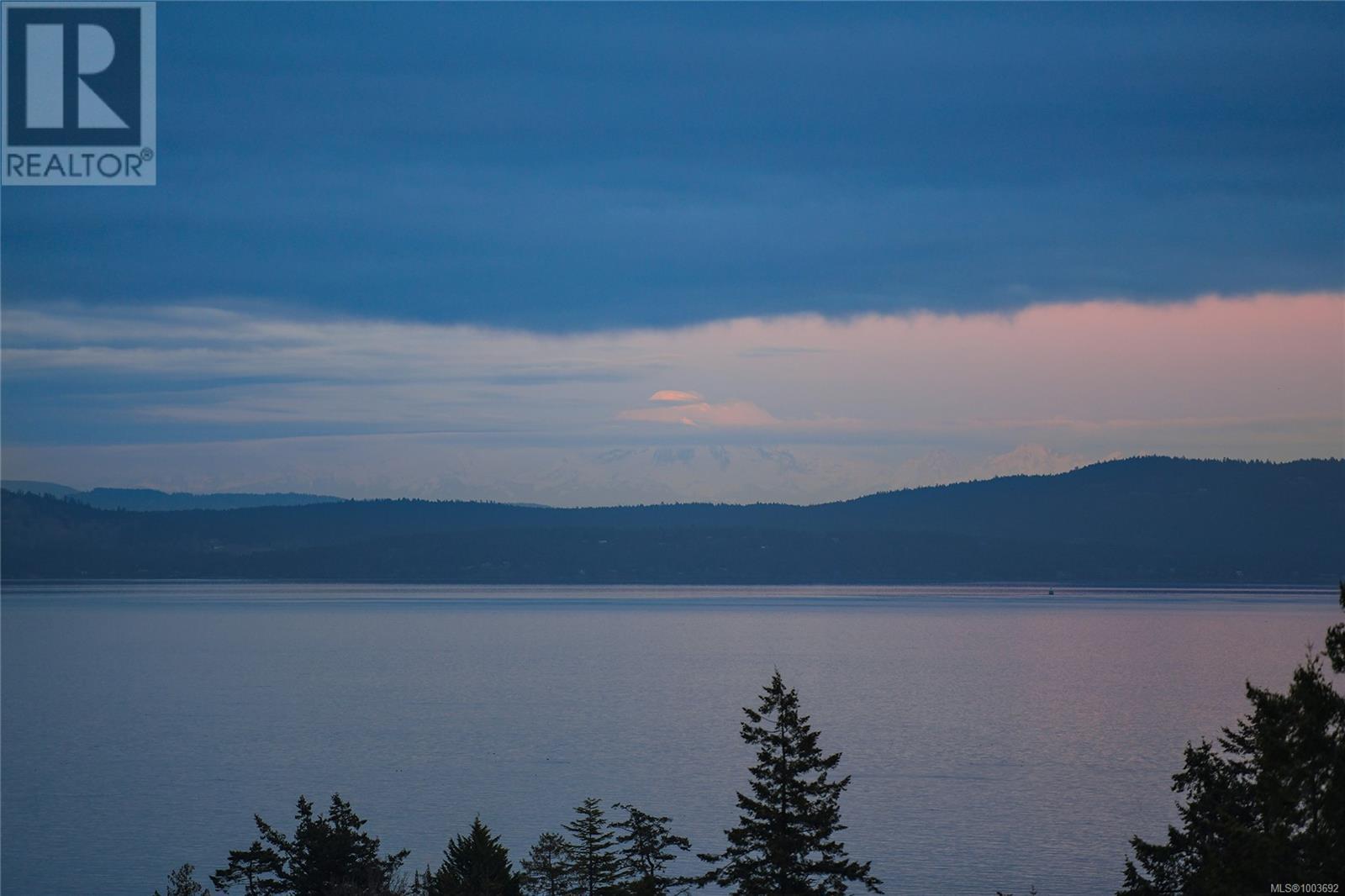 505 5332 Sayward Hill Cres, Saanich, British Columbia  V8Y 3H8 - Photo 2 - 1003692