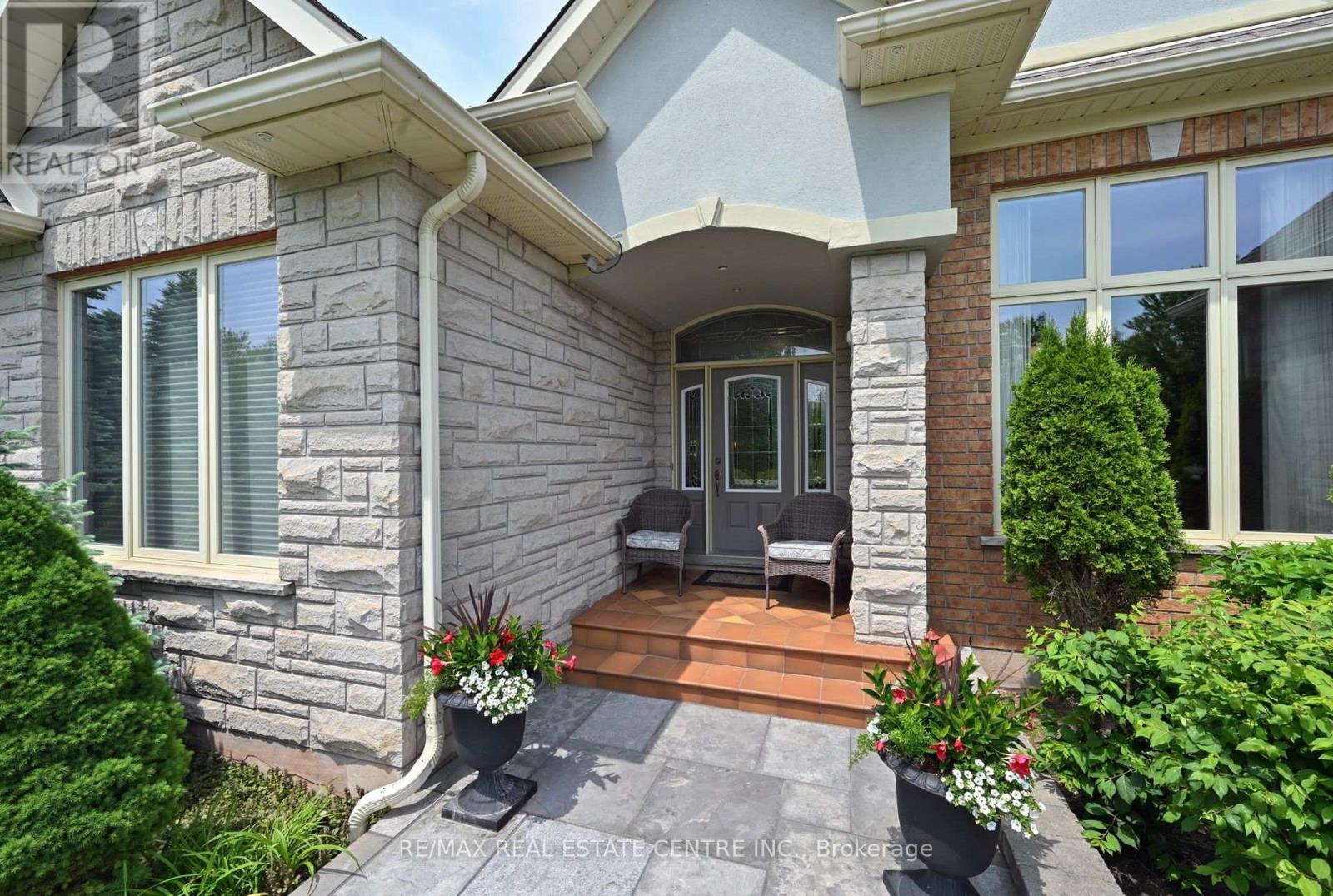 Property at 40 BROOKHAVEN CRESCENT image 3