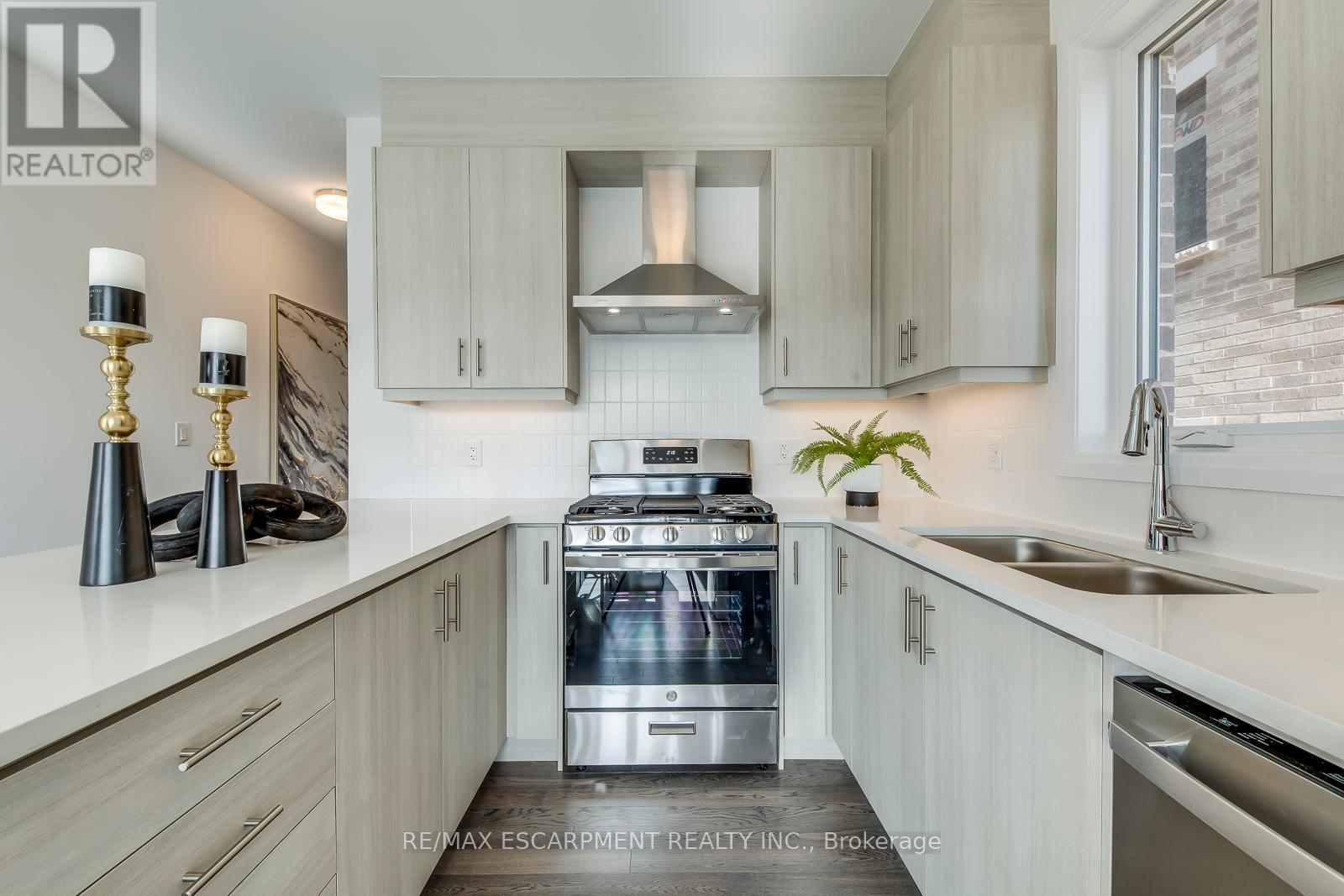3262 Crystal Drive, Oakville, Ontario  L6M 4K1 - Photo 9 - W12225425