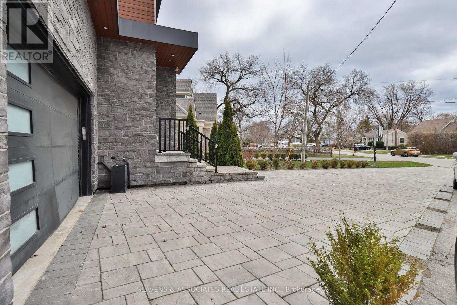 Property at 271 JENNINGS CRESCENT image 3