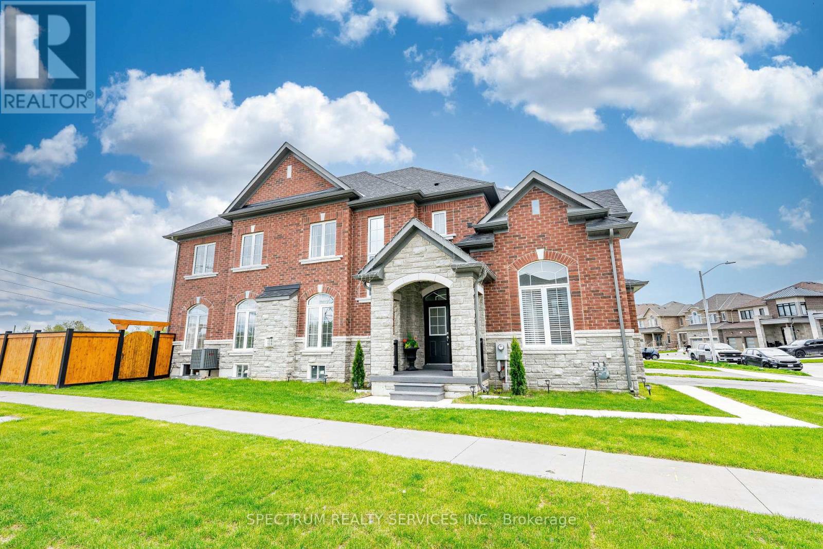 Property at 250 FERRAGINE CRESCENT image 4