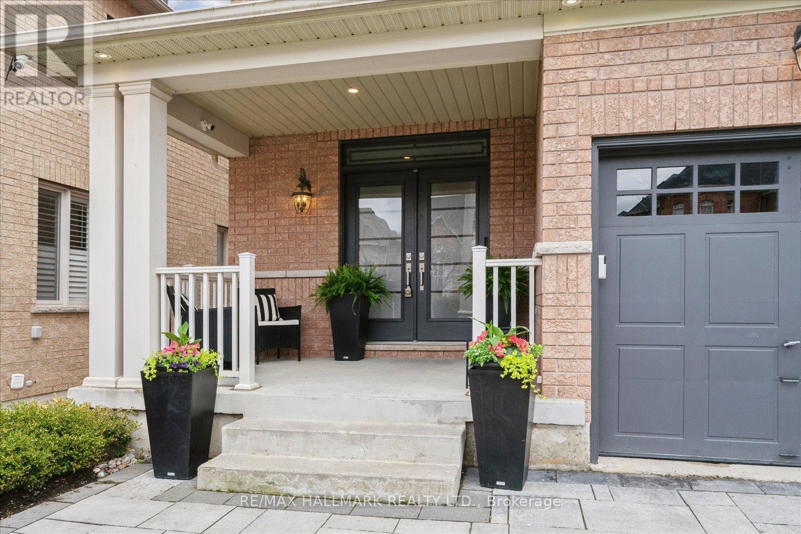 Property at 32 MAPLEBANK CRESCENT image 2