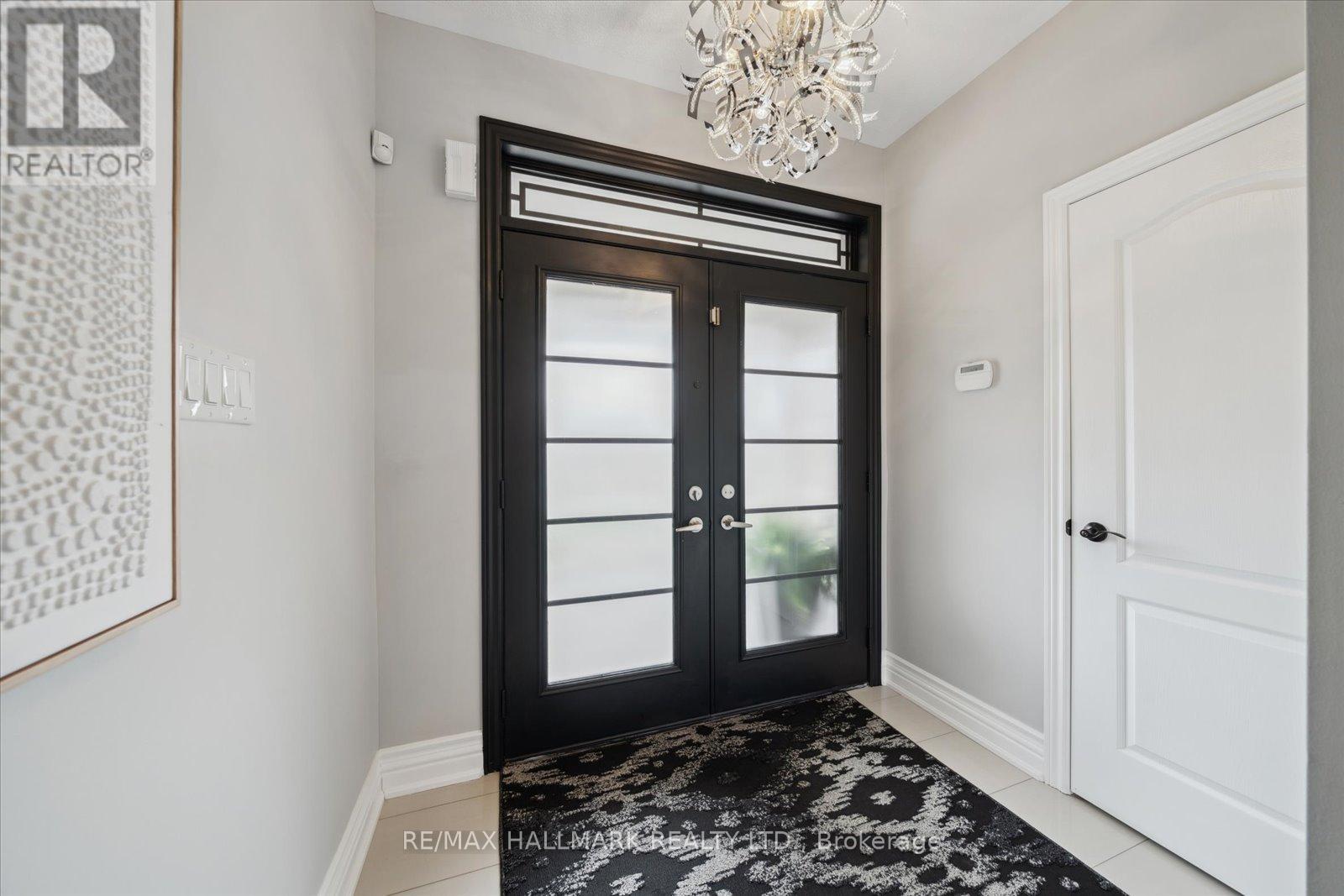 Property at 32 MAPLEBANK CRESCENT image 3