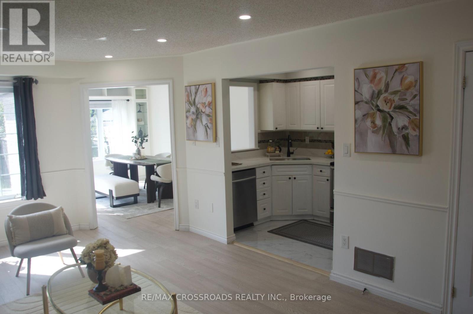 Property at 33 JOHN WALTER CRESCENT image 3