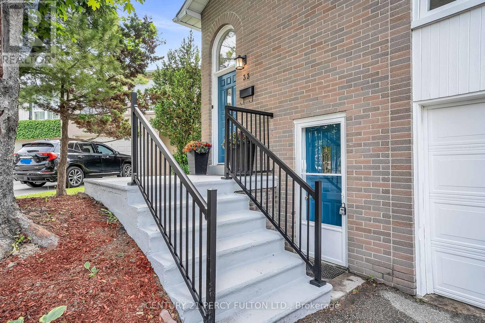Property at 33 PETTIBONE SQUARE image 2