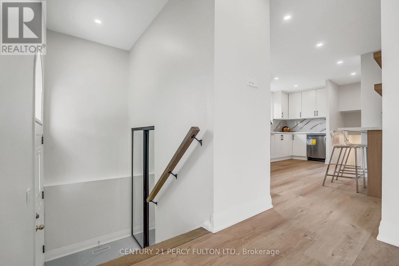 Property at 33 PETTIBONE SQUARE image 3