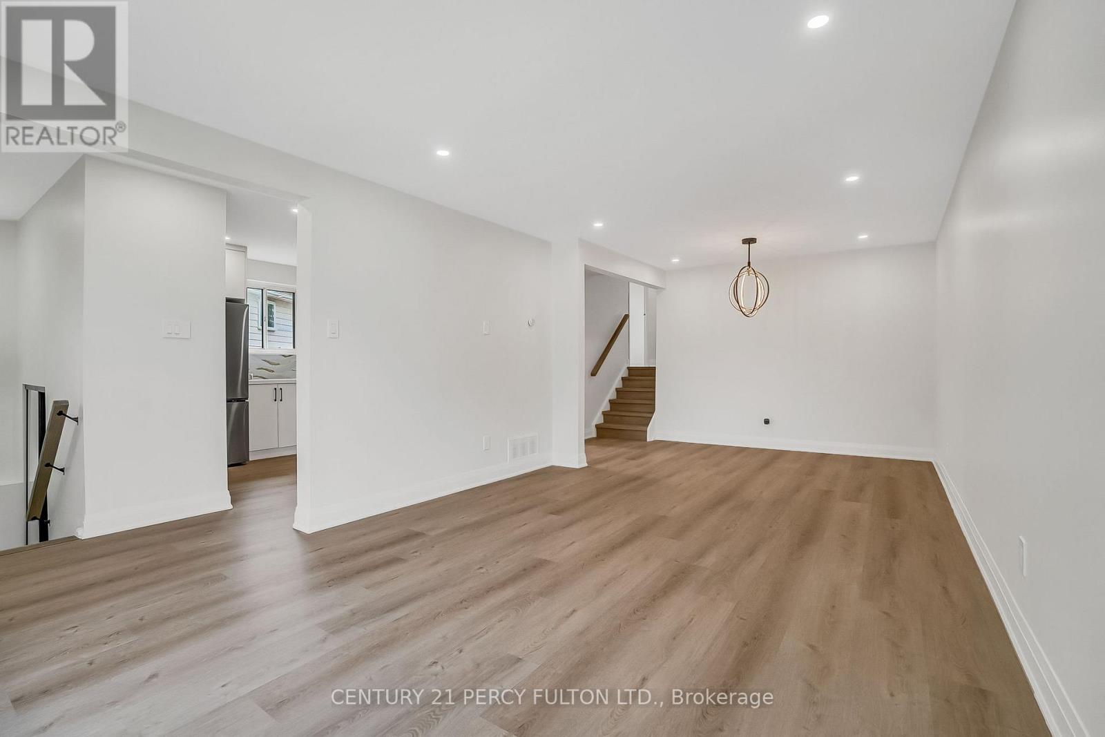 Property at 33 PETTIBONE SQUARE image 4