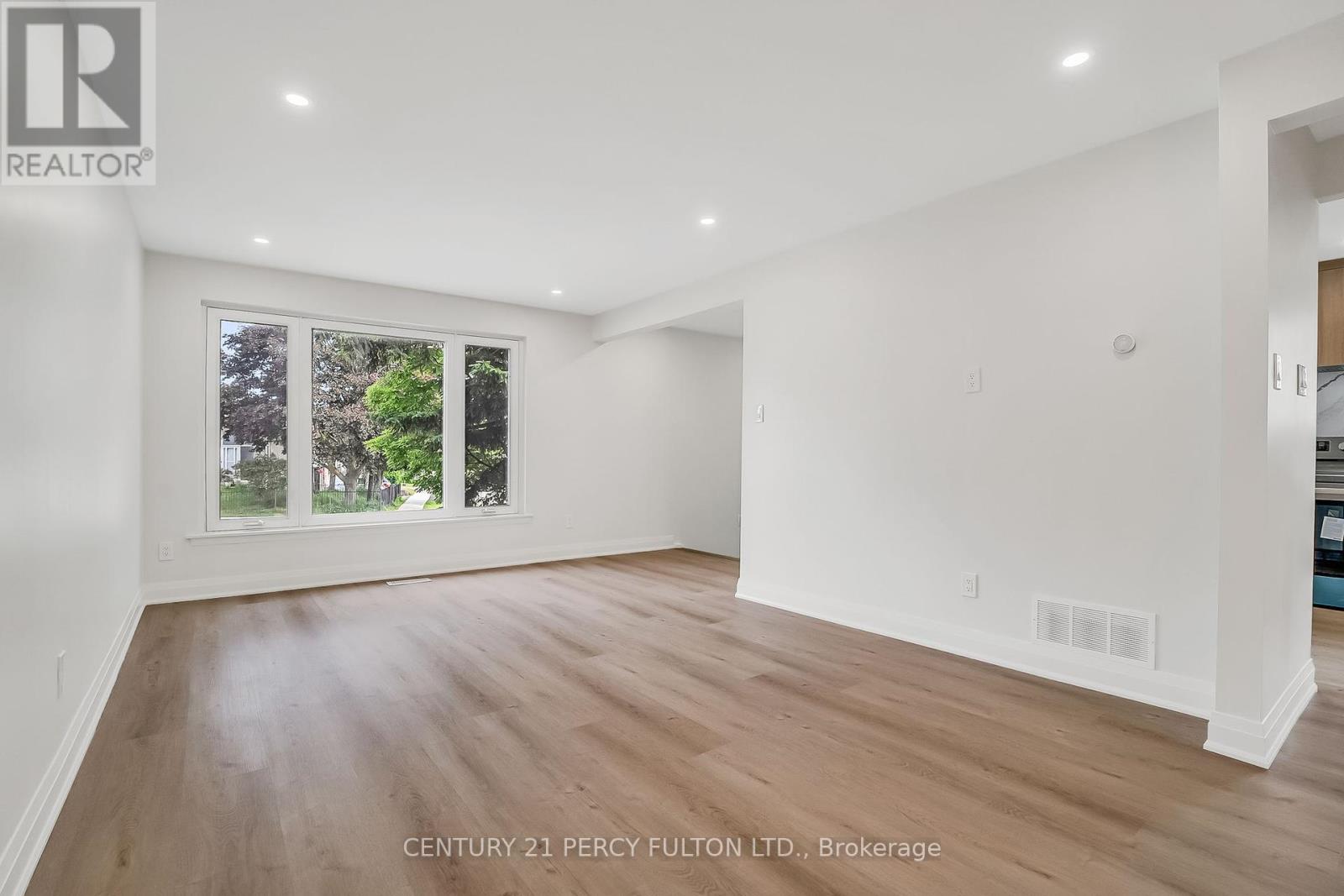 Property at 33 PETTIBONE SQUARE image 5