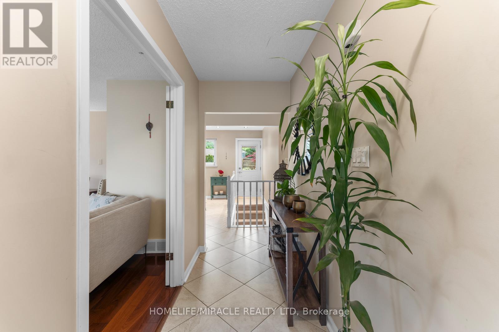 46 Farmington Drive, Brampton (Brampton East), Ontario  L6W 2V2 - Photo 11 - W12225538