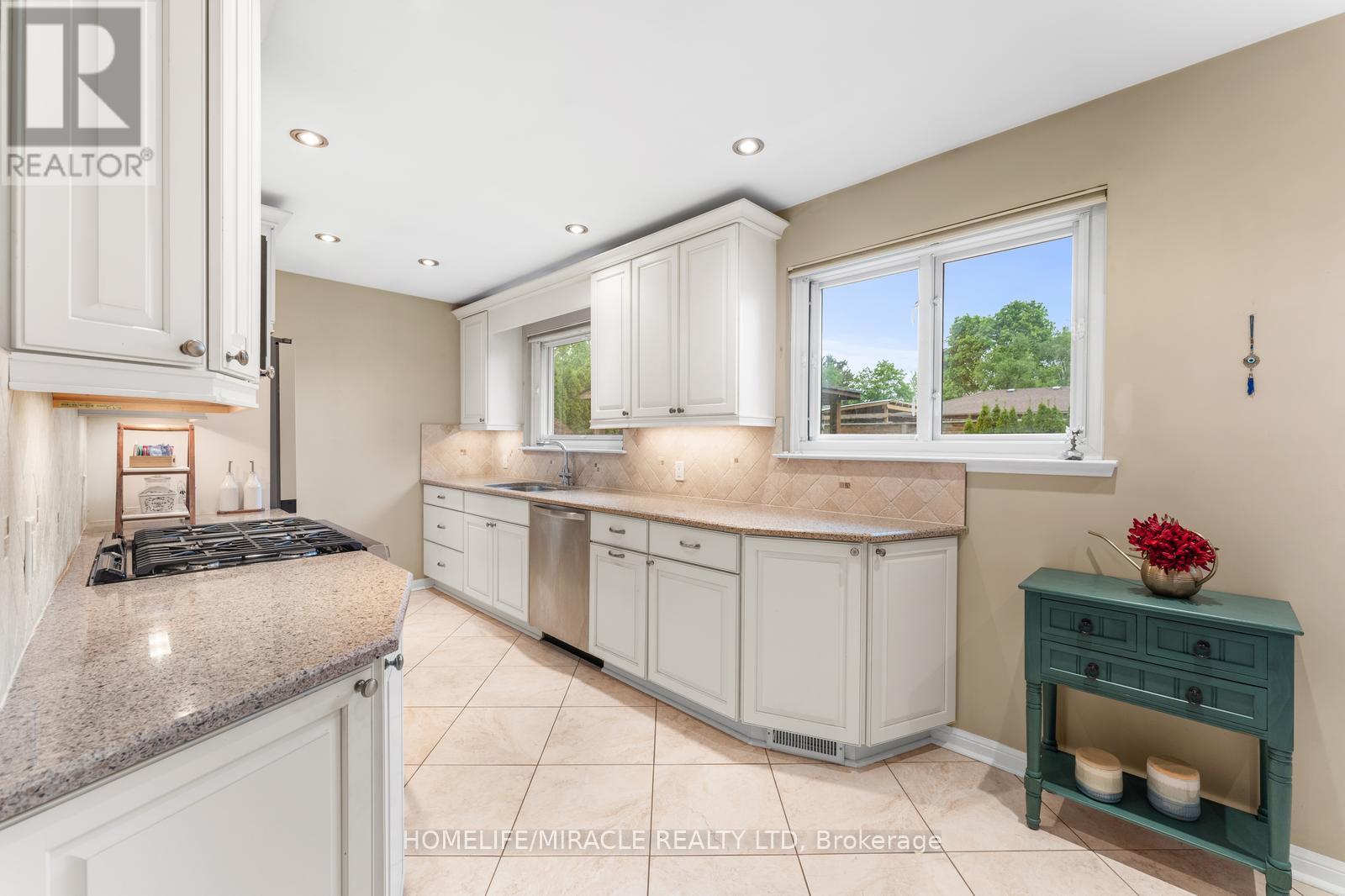 46 Farmington Drive, Brampton (Brampton East), Ontario  L6W 2V2 - Photo 17 - W12225538