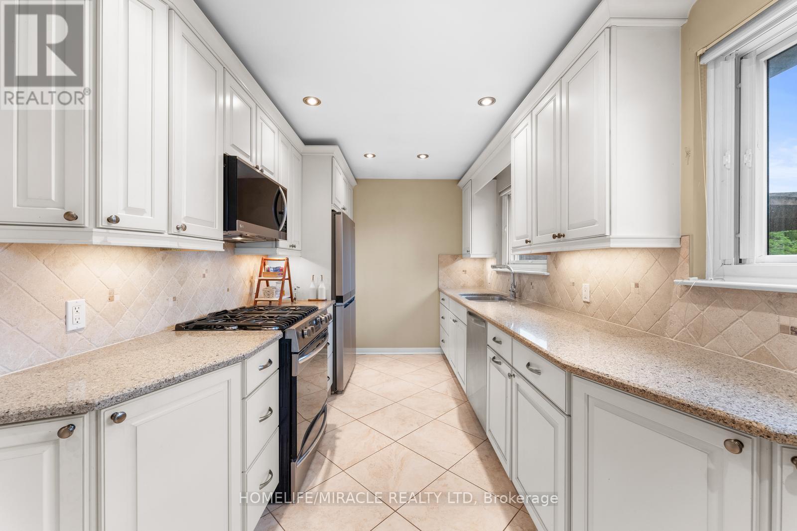 46 Farmington Drive, Brampton (Brampton East), Ontario  L6W 2V2 - Photo 18 - W12225538