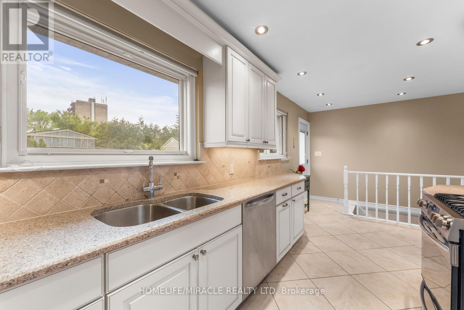 46 Farmington Drive, Brampton (Brampton East), Ontario  L6W 2V2 - Photo 19 - W12225538
