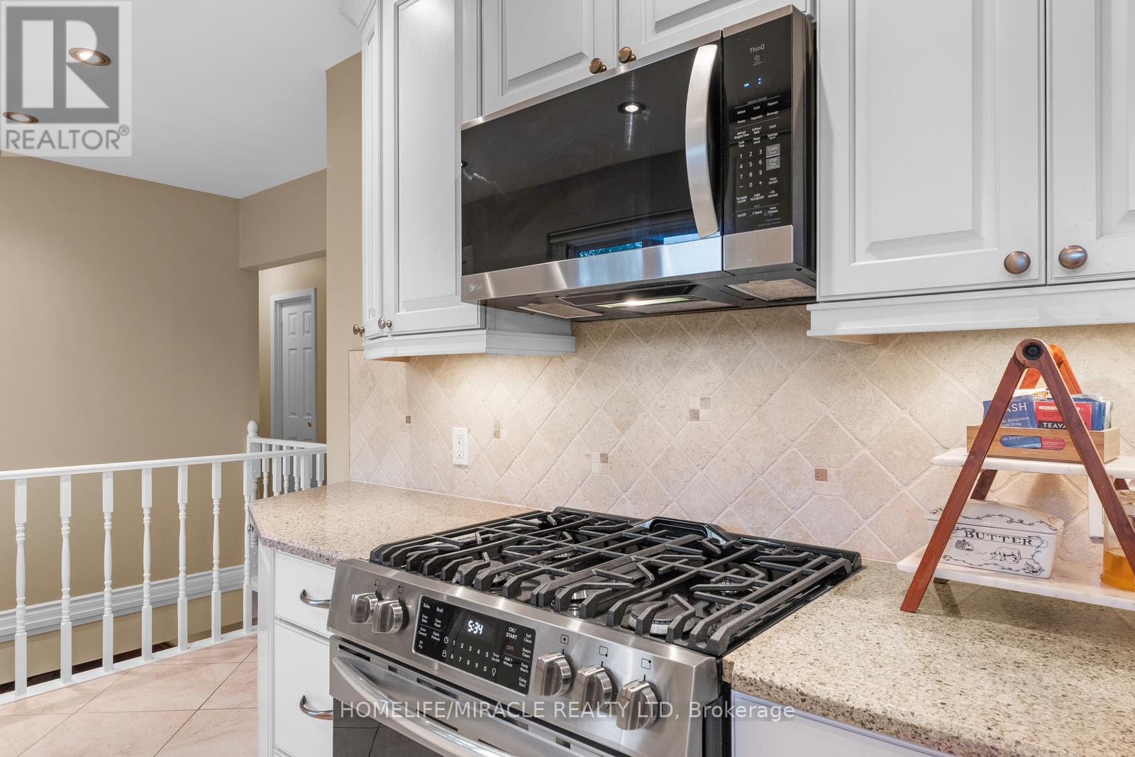 46 Farmington Drive, Brampton (Brampton East), Ontario  L6W 2V2 - Photo 21 - W12225538