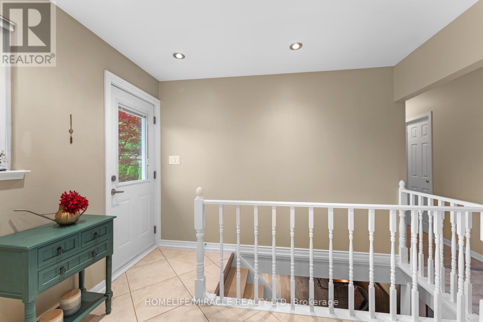 46 Farmington Drive, Brampton (Brampton East), Ontario  L6W 2V2 - Photo 23 - W12225538