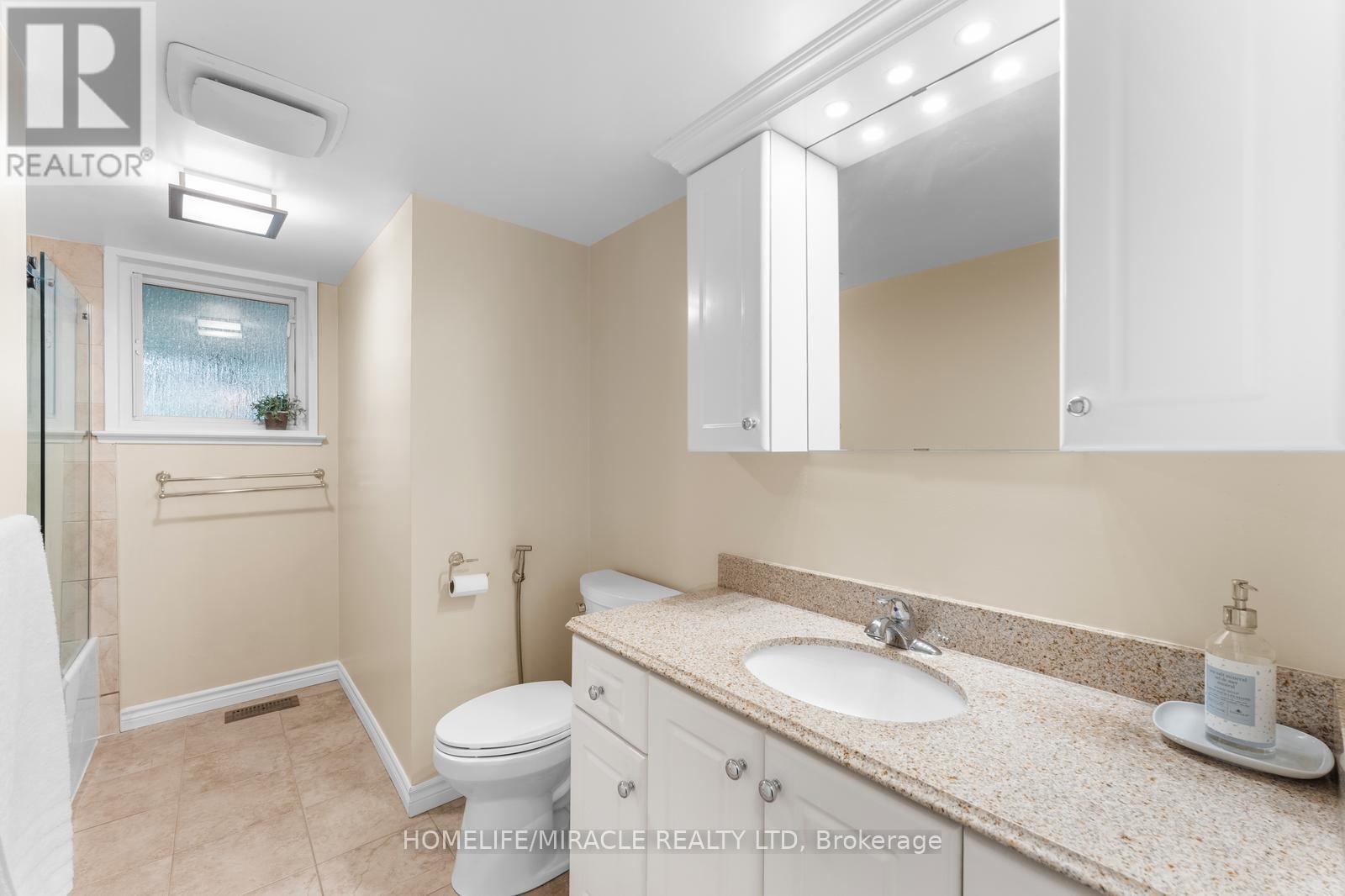 46 Farmington Drive, Brampton (Brampton East), Ontario  L6W 2V2 - Photo 27 - W12225538