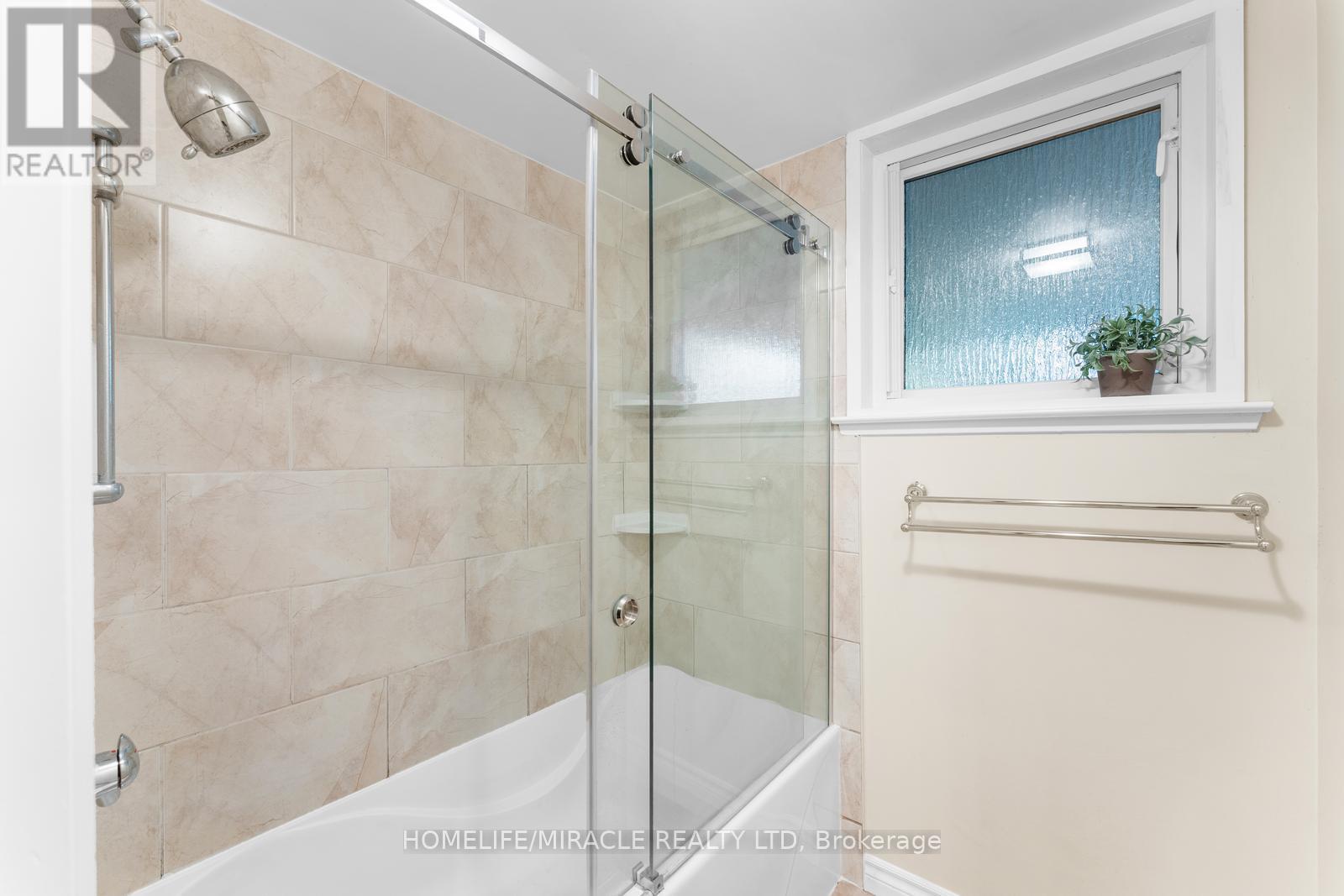 46 Farmington Drive, Brampton (Brampton East), Ontario  L6W 2V2 - Photo 28 - W12225538