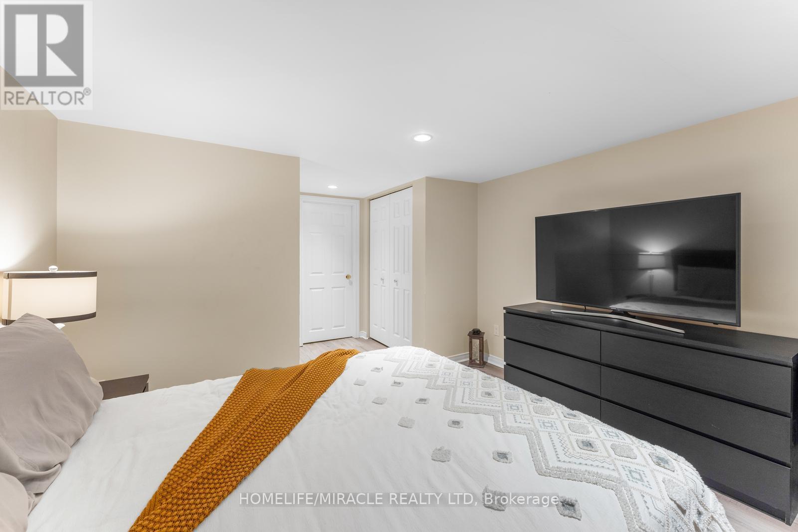 46 Farmington Drive, Brampton (Brampton East), Ontario  L6W 2V2 - Photo 33 - W12225538