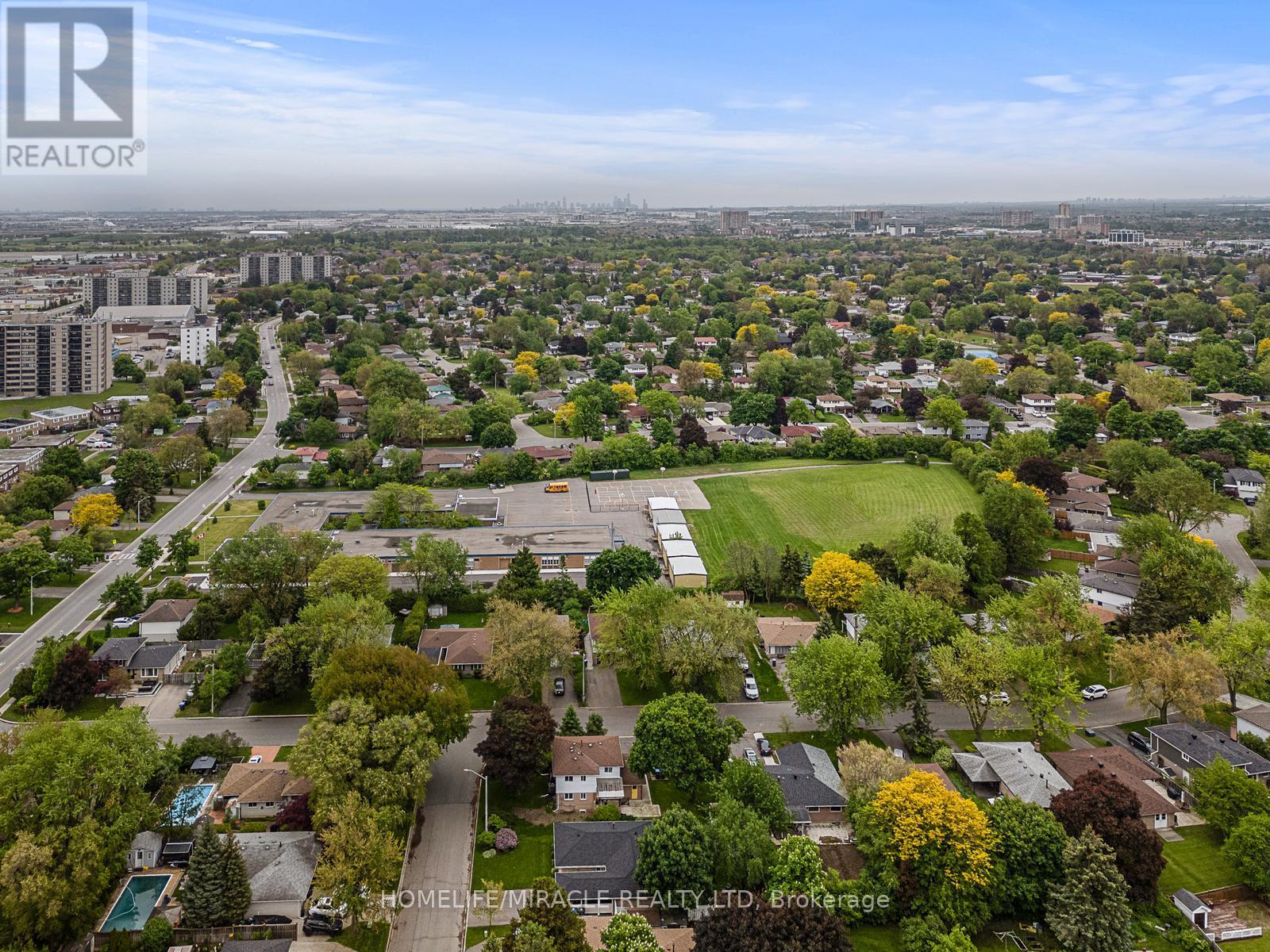 46 Farmington Drive, Brampton (Brampton East), Ontario  L6W 2V2 - Photo 47 - W12225538