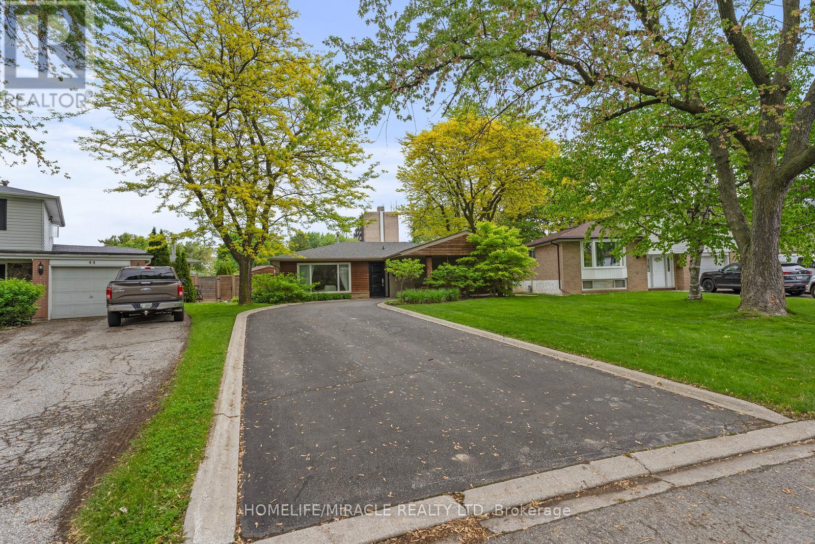 46 Farmington Drive, Brampton (Brampton East), Ontario  L6W 2V2 - Photo 7 - W12225538
